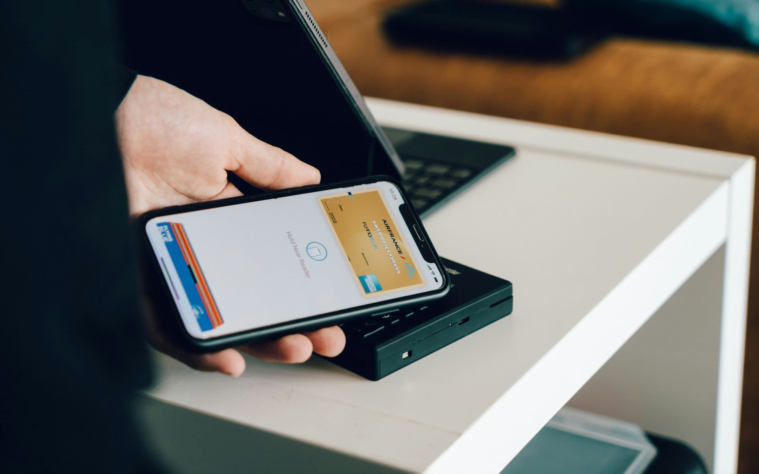 apple pay phone cardmapr nl unsplash